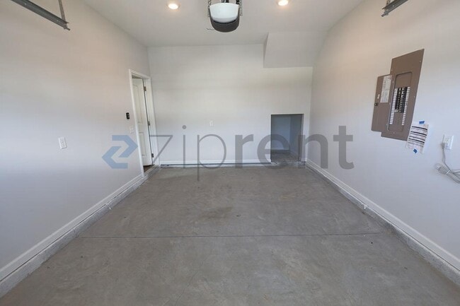 Building Photo - Unit
