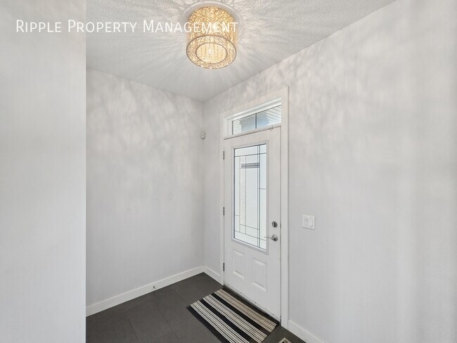 Photo du bâtiment - GORGEOUS 3 BEDS, 2.5 BATHS SINGLE FAMILY HOUSE | HUGE BONUS DEN & DEDICATED OFFICE