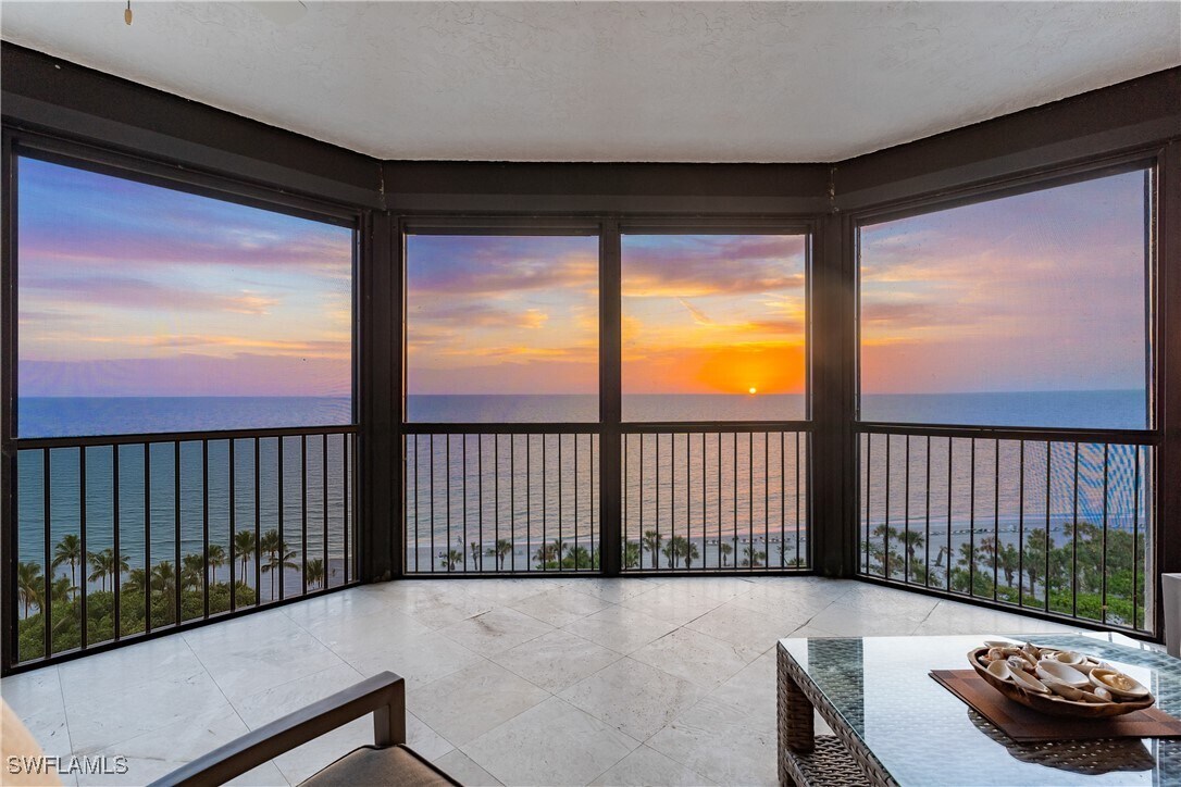 Foto principal - 8473 Bay Colony Dr