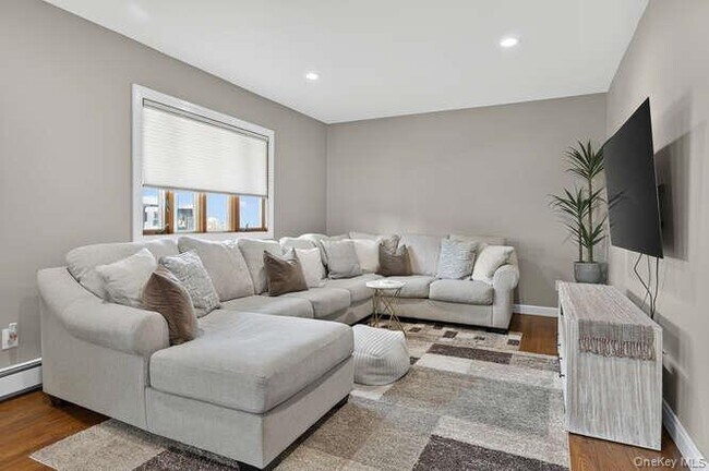 Foto del edificio - 132 Roosevelt Ave