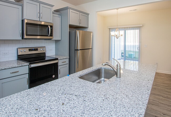 Building Photo - BEAUTIFUL 2 Bedroom Townhome in Midland