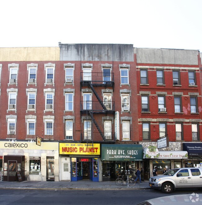 Foto del edificio - 649 Manhattan Ave