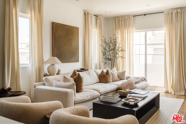 Building Photo - 4460 W Maplewood Ave