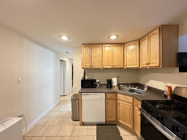 Foto del edificio - 2137 N Sheffield Ave