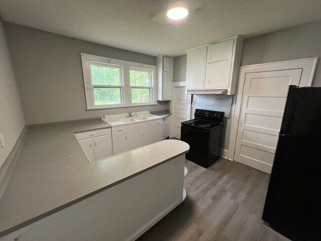 Building Photo - 517 Peronneau St