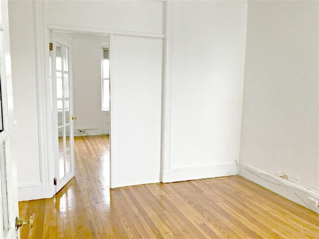 Building Photo - 1021 Park Ave