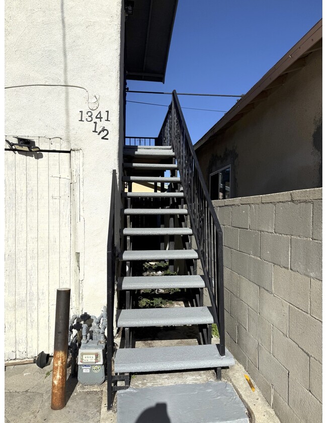 Building Photo - 1341 E 59th Pl