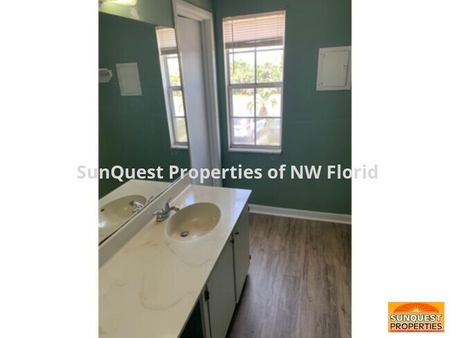 Building Photo - Studio apartment on Pensacola Beach.