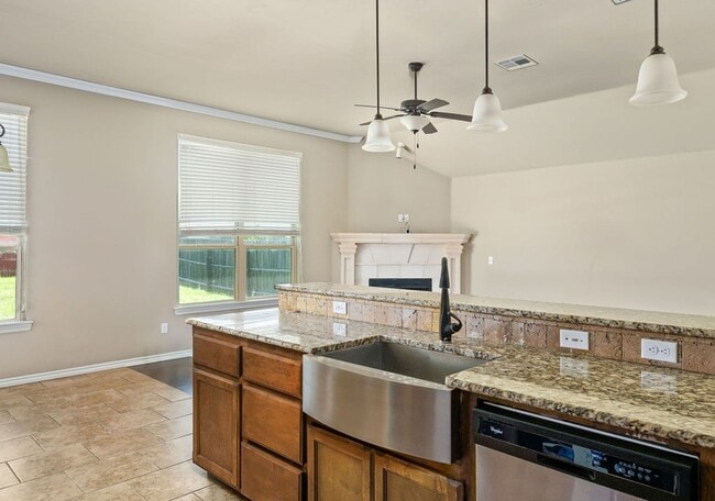 Building Photo - Charming home in Montague + 3 bedrooms + 3 car garage