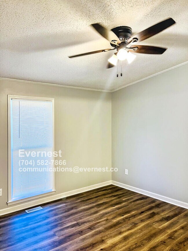 Building Photo - Charming 3-Bedroom Home with Convenient Fe...