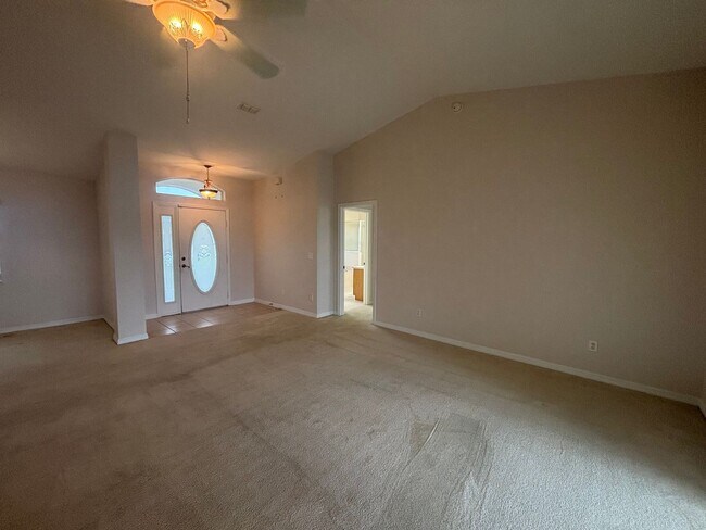 Building Photo - Move in ready 3/2 in 55+ community - near everything