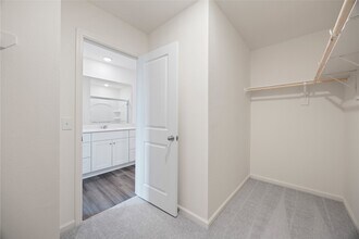 Building Photo - 8807 Vacek Xing Wy