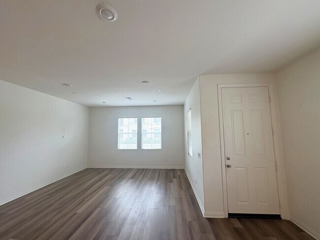 Building Photo - Beautiful Condo