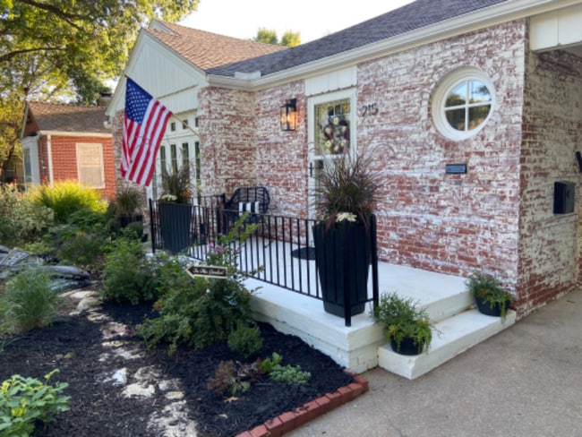 Building Photo - 215 N Ridgewood Dr