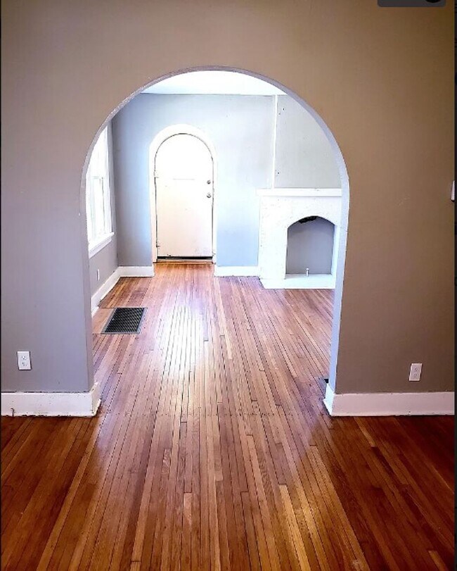 Building Photo - Charming Duplex within Walking Distance of...