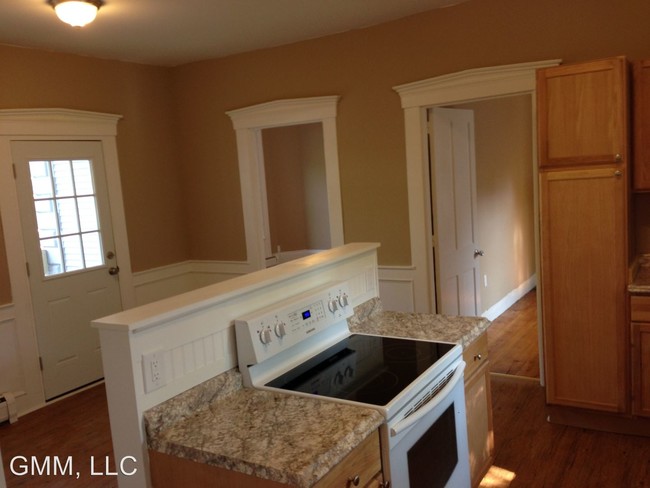 Building Photo - 2 br, 1 bath Apartment - 154 Main Street