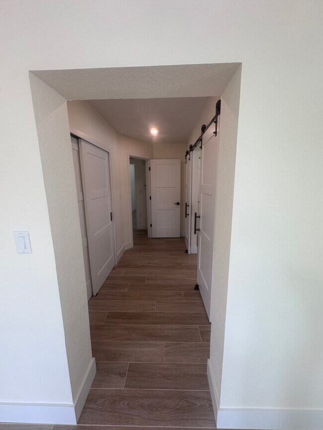 Foto del edificio - 7818 Causeway Blvd N