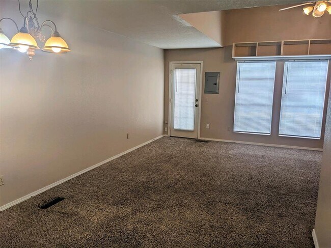 Foto del edificio - 1029 Rambling Oaks Dr