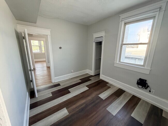Foto del edificio - 705 Brinley Ave
