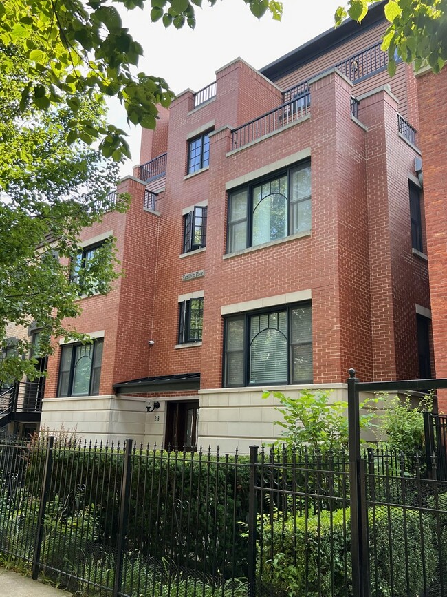 Building Photo - 218 S Hamilton Ave
