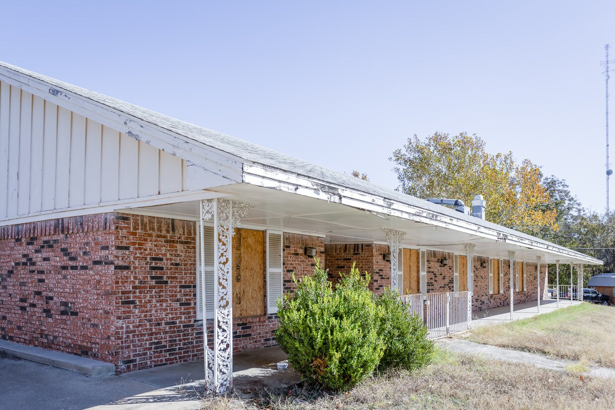 Anterior View of the Building - 907 E London St