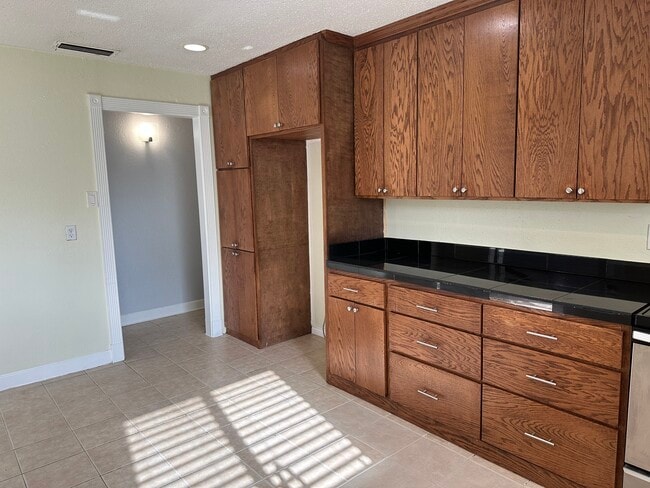 Building Photo - 2109 Cedarcrest Dr