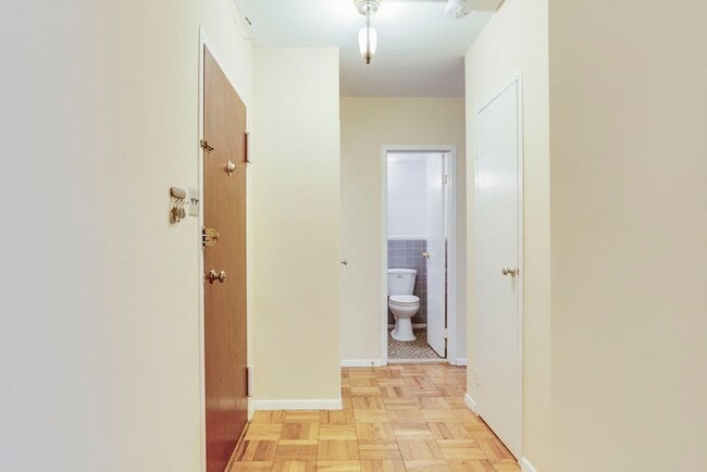 Foto del edificio - 4200 Cathedral Ave NW