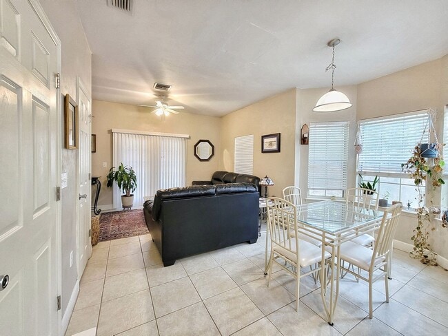 Building Photo - Woods Edge South #148