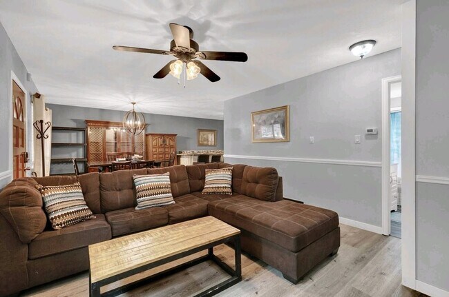 Foto del edificio - 341 Longfellow Dr