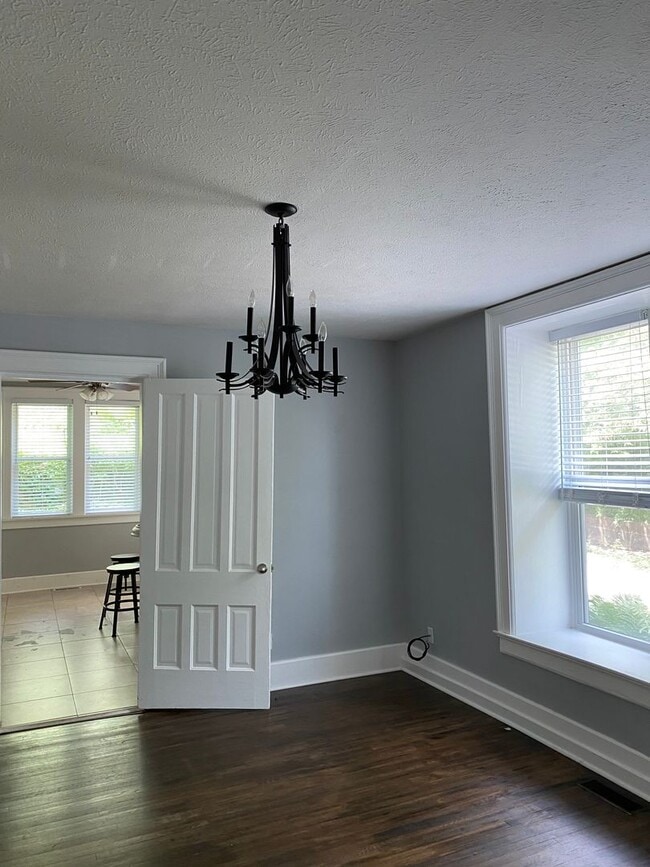 Building Photo - 4 bed/ 2 bath
