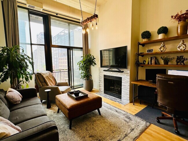 Building Photo - 547 S Clark St