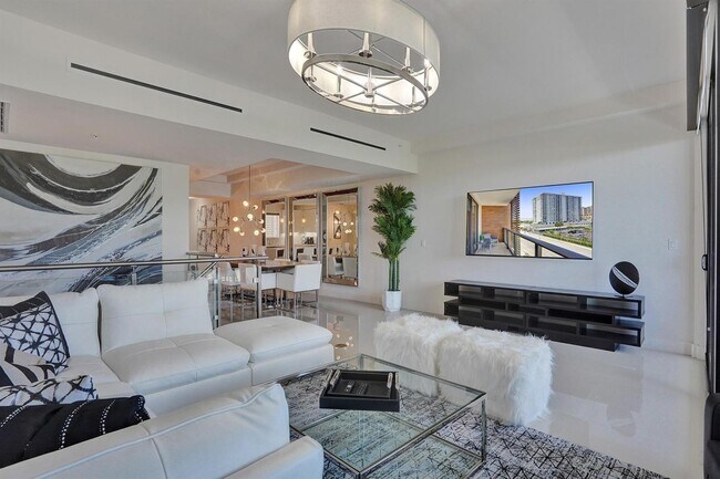Building Photo - 3040 N Ocean Blvd