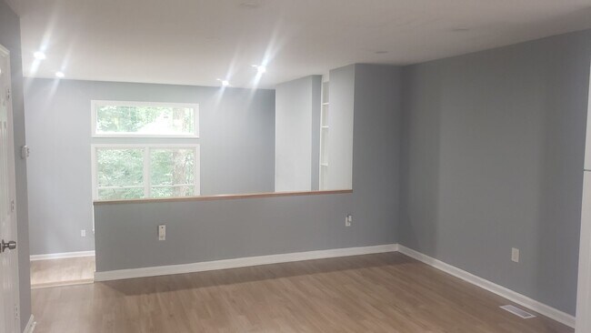 Building Photo - Charming 3br 3ba Townhome in Chapel Hill! ...