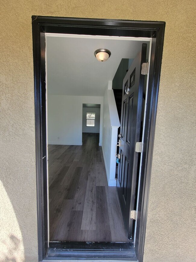 Foto del edificio - 4 Bedroom 2 Bathroom Home Close to Shopping and Restaurants!!