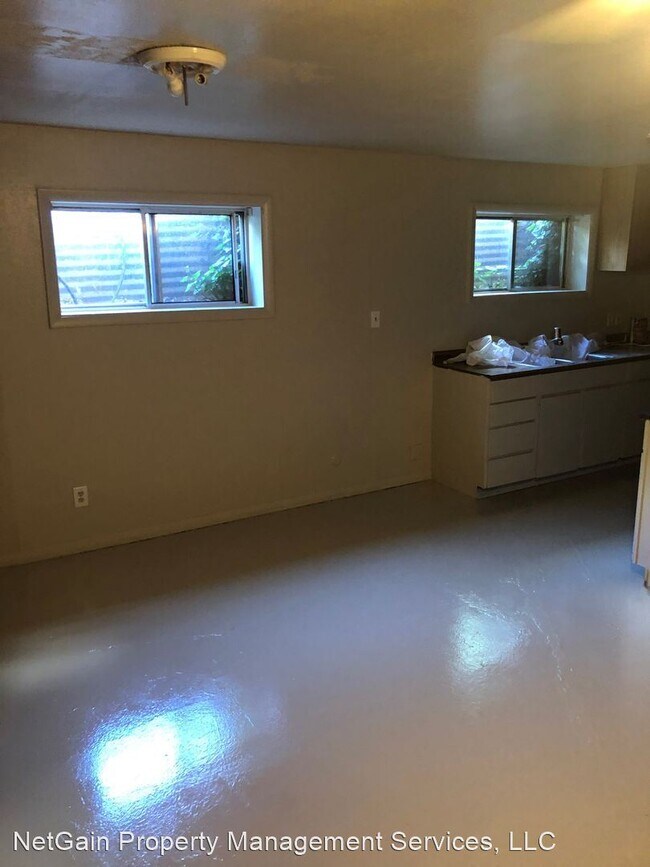 Building Photo - 405 Circleway Dr
