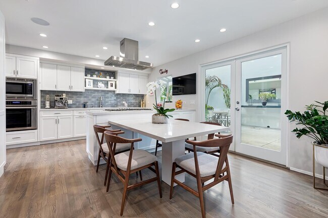 Comedor - Luxury Hollywood Hills Retreat!