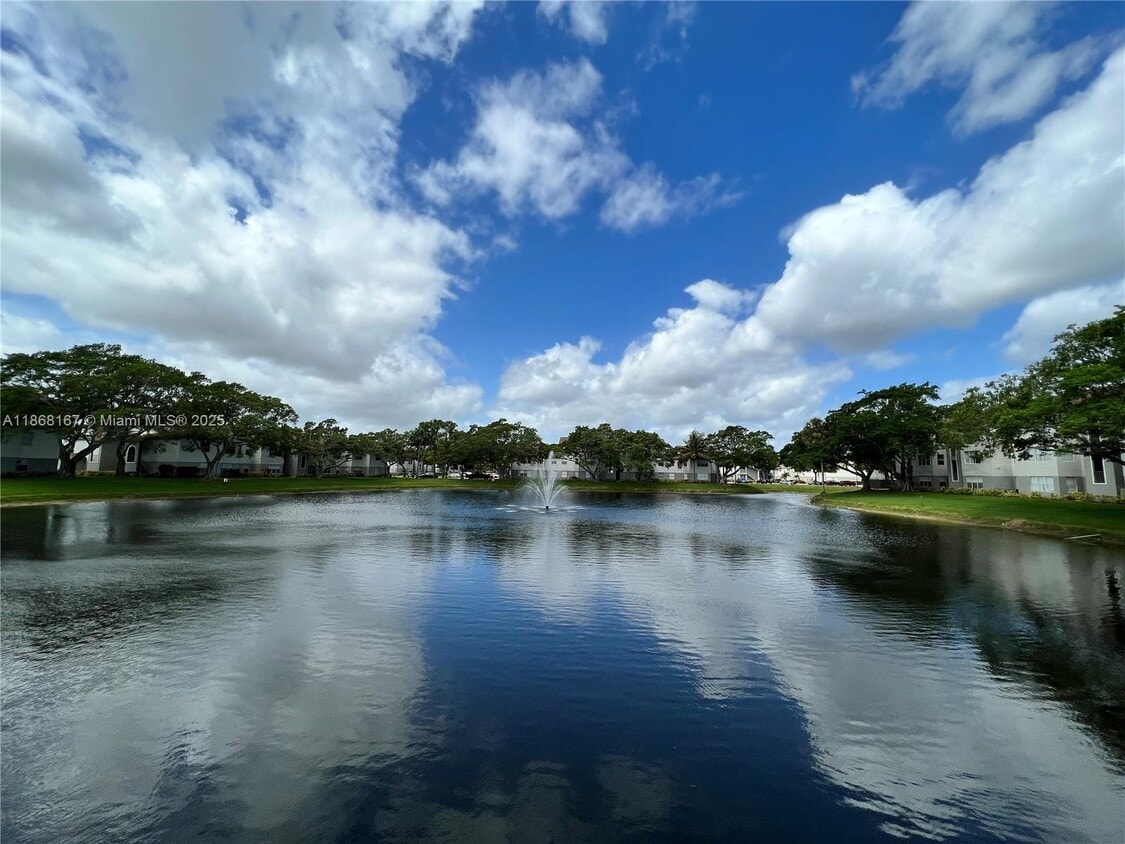 Foto principal - 1401 Village Blvd