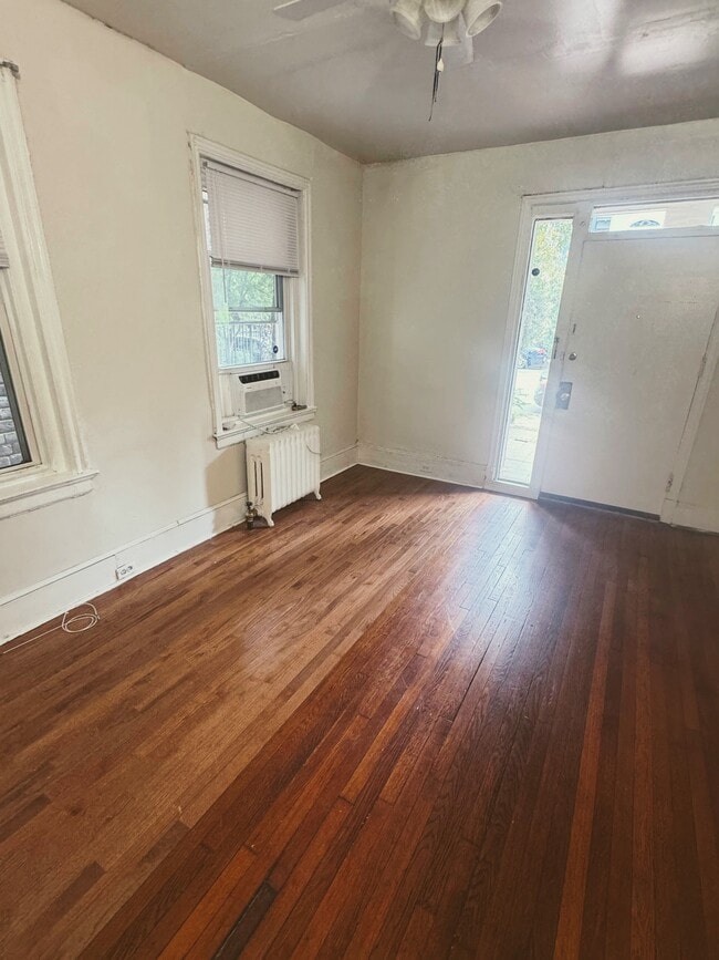 Living Room - 1424 Grove Ave (Richmond, VA) Apartment