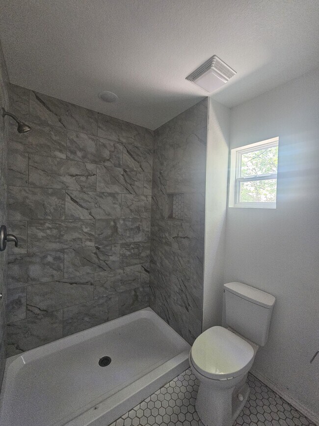 Building Photo - 923 McIlvaine