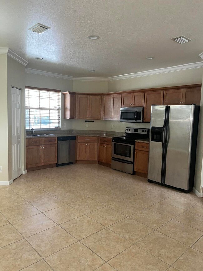 Building Photo - 2581 SE Pineland Dr