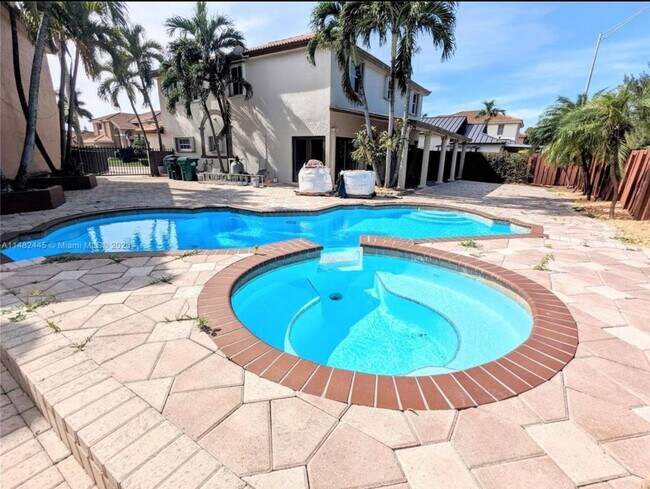 Foto del edificio - 12969 NW 11th Terrace