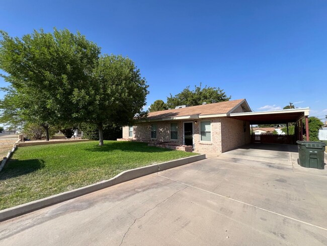 Building Photo - Pet Friendly!!! 3 Bedroom/ 2 Bathroom, Wat...