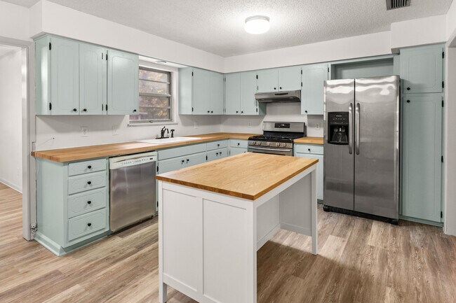 Kitchen - 5901 Meadowbrook Ln