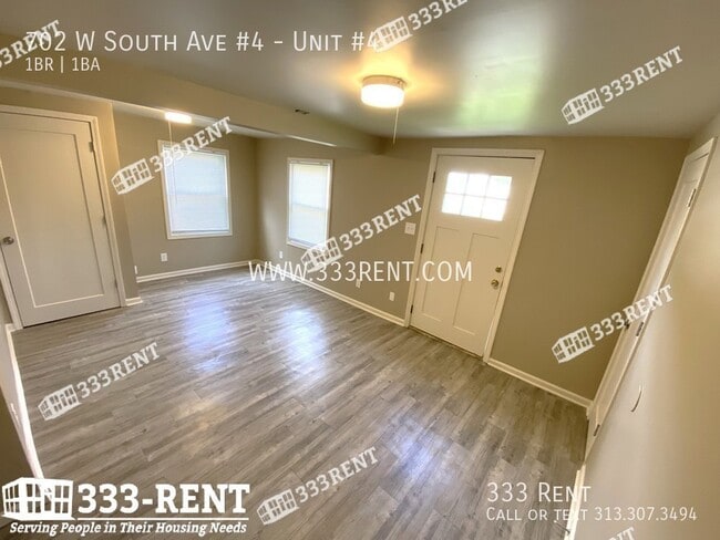 Building Photo - 702 W South Ave