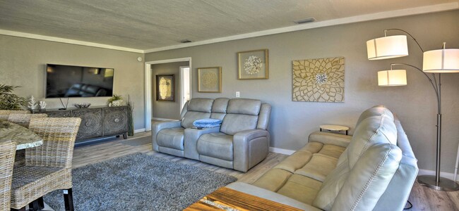 Foto del edificio - WALK TO THE BEACH! 4 bed, 2 bath, 2 car ga...