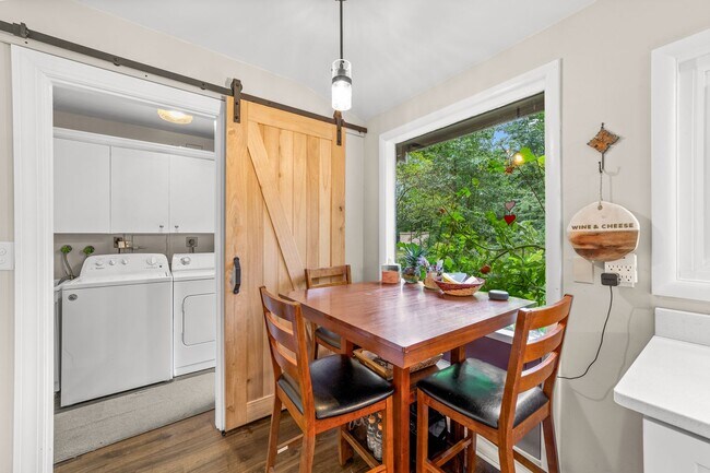 Foto del edificio - Fantastic 4-Bedroom with Updated Kitchen &...