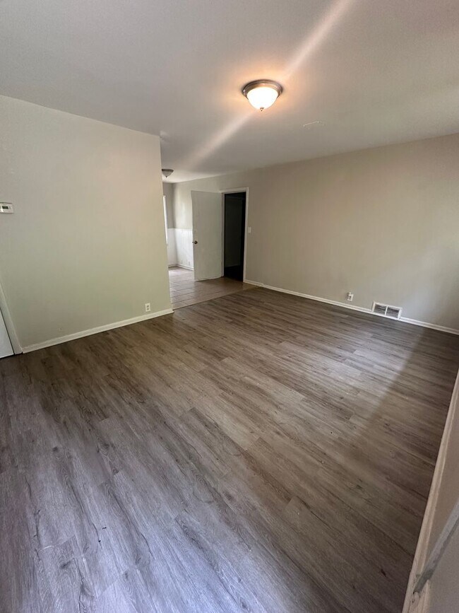 Foto del edificio - 4 Bed 1 Bath