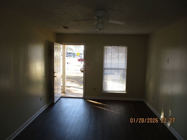 Foto del edificio - 305 Station Crossing Dr