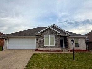 Building Photo - 1102 Red Oak Dr
