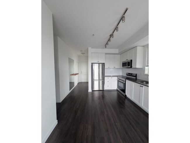 Building Photo - 15835-15885 85 Ave